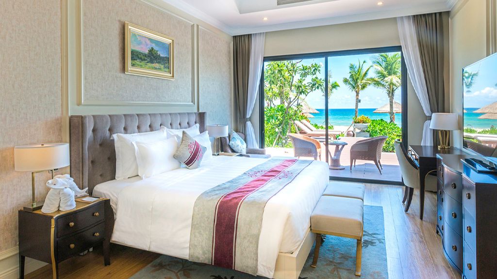 Phòng ngủ hướng biển và hồ bơi tại Villa 3 Bedroom
