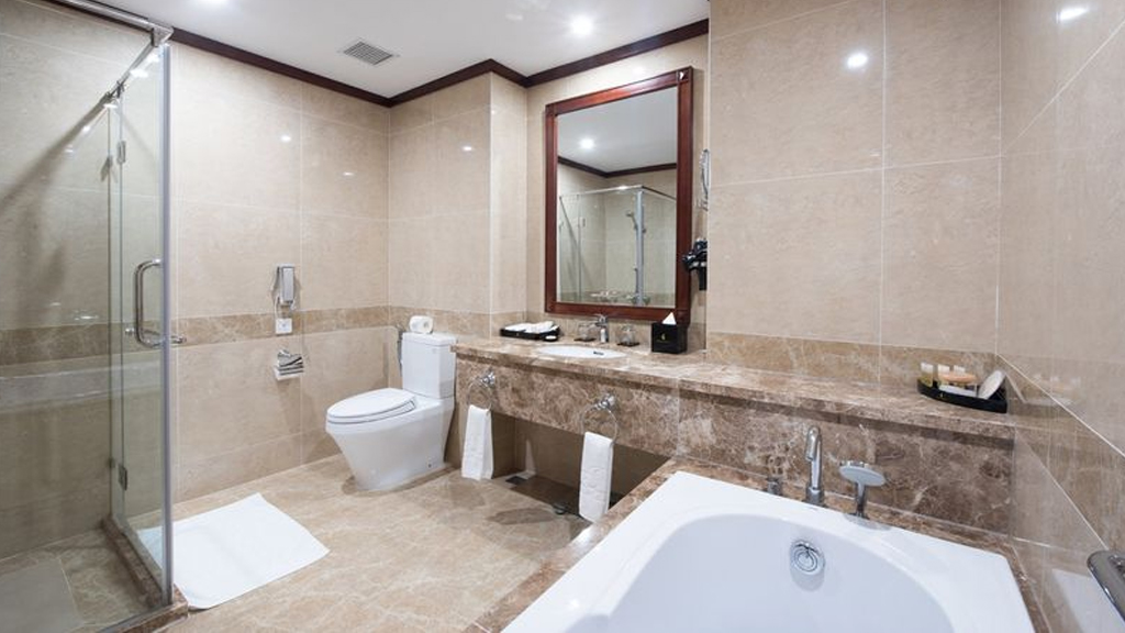 Phòng tắm rộng rãi có bồn tắm nằm villa 3 Bedroom