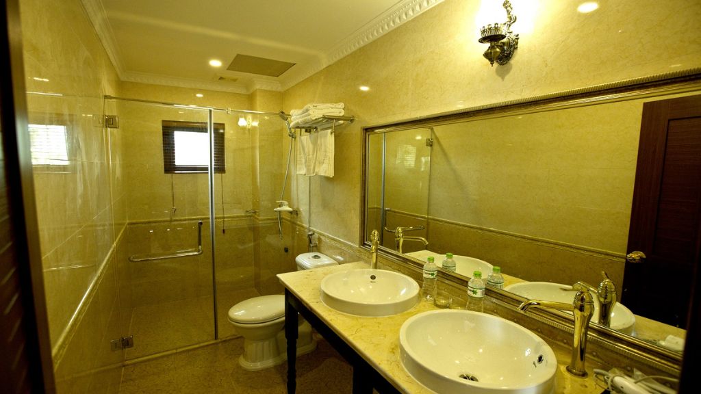 Không gian phòng tắm tại khu nghỉ dưỡng Vườn Vua Phú Thọ