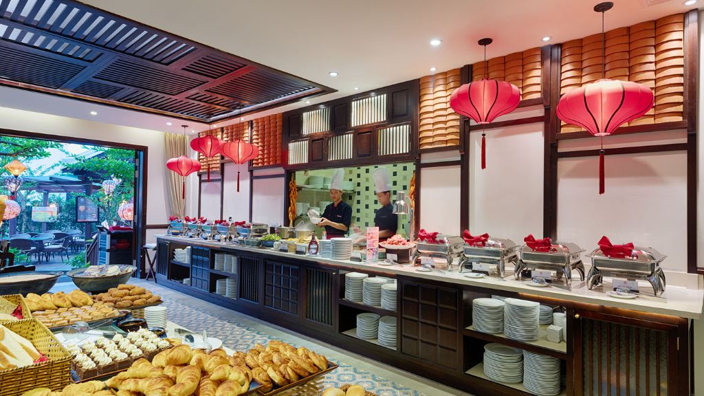 Nhà hàng có không gian buffet rộng rãi