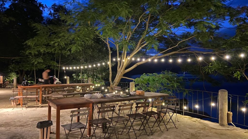 Bữa tối lãng mạn bên hồ