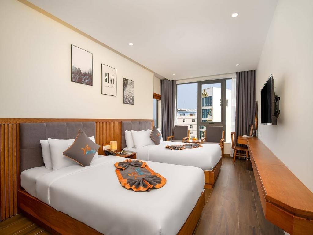 Phòng Deluxe Double Sea & City View tại khách sạn Yes