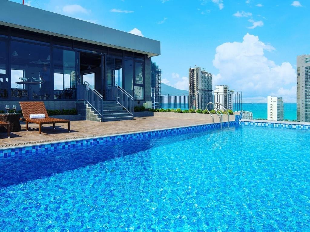 Bể bơi ngoài trời tại Yes Hotel Đà Nẵng