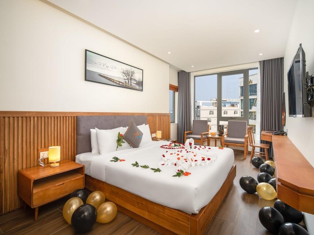 Phòng Deluxe Triple City View tại khách sạn Yes Đà Nẵng 3 sao