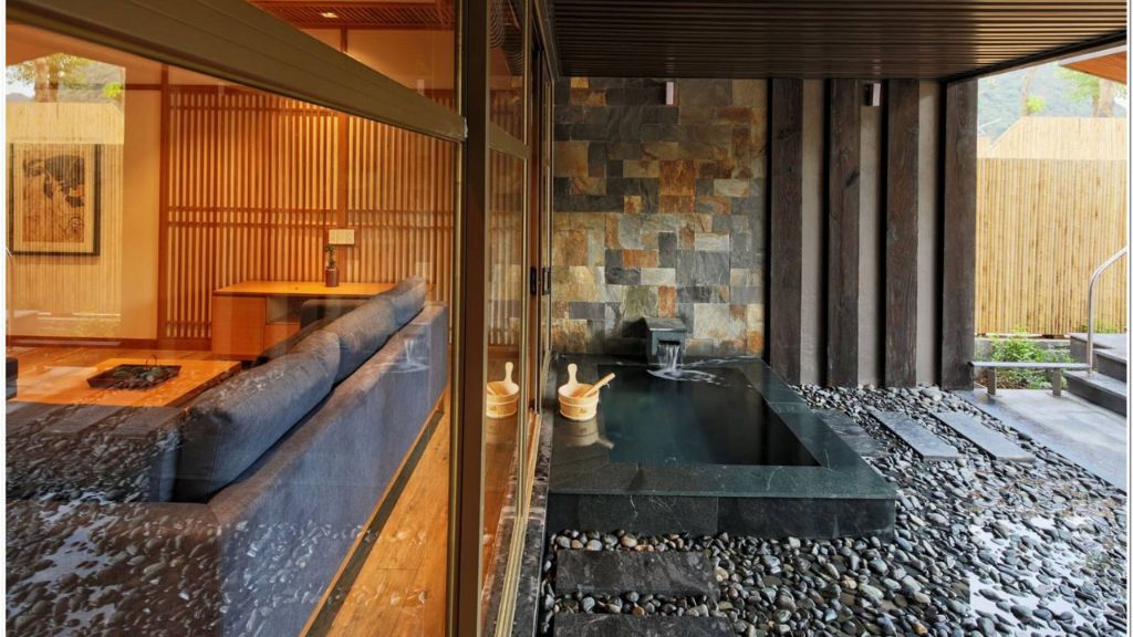Khu vực tắm Onsen bên ngoài phòng
