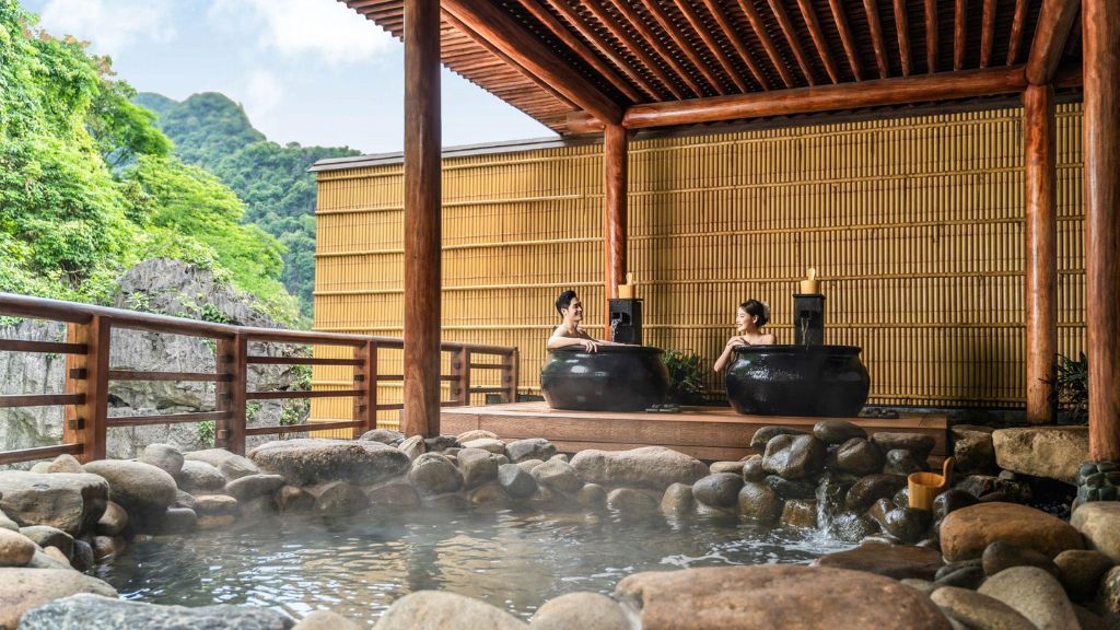 Bể tắm onsen tại khu biệt thự