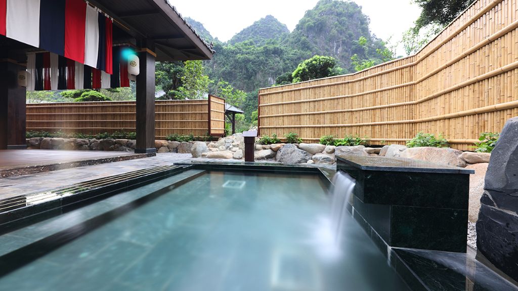 Bể tắm Onsen