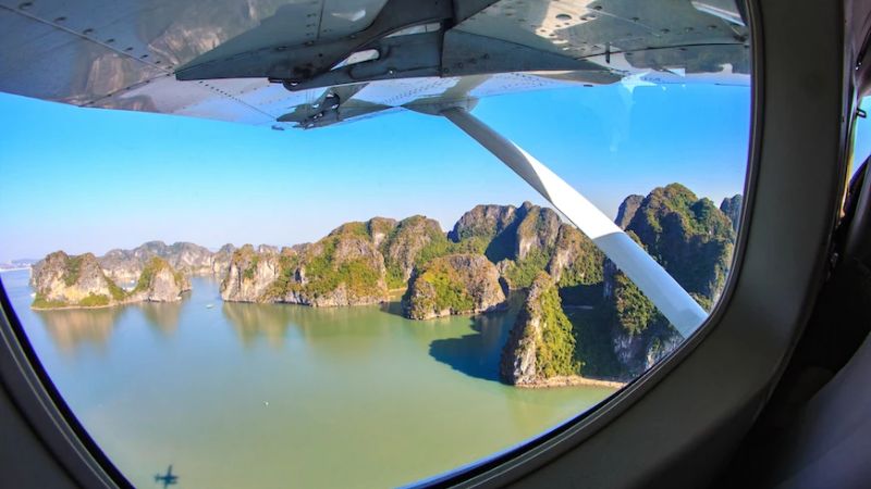 Khung cảnh vịnh Hạ Long từ thuỷ phi cơ 