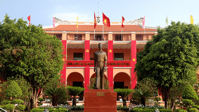 Tượng Nguyễn Tất Thành ở Bảo tàng Hồ Chí Minh