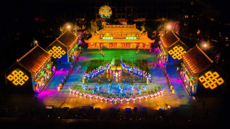 Ánh đèn lung linh từ sân khấu show Tinh hoa Việt Nam