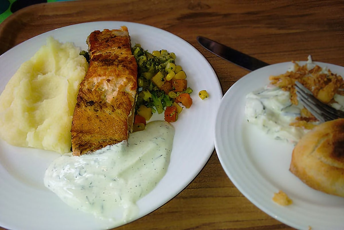 Thưởng thức cá hồi hun khói khi du lịch Phần Lan