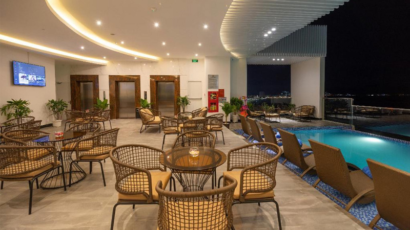 Quán bar cạnh bể bơi tại khách sạn Majestic Premium Nha Trang