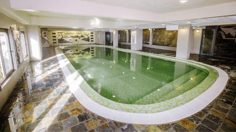 Bể bơi nước nóng trong nhà tại Sapa Charm Hotel