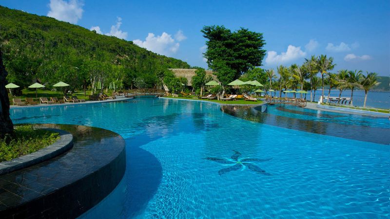 Hồ bơi vô cực tựa núi hướng biển tuyệt đẹp tại Hòn Tằm Mud Bath