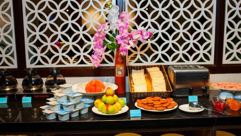 Buffet sáng đa dạng tại nhà hàng của Lacasa Hotel 