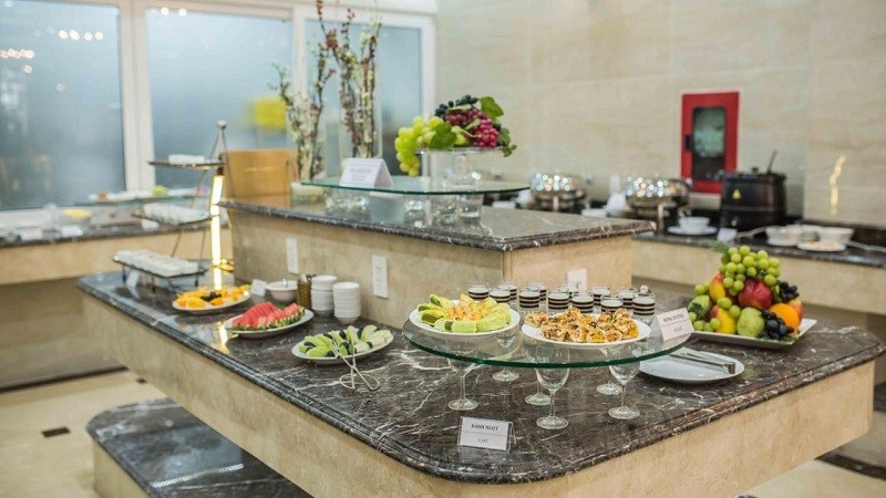 Buffet sáng tại nhà hàng của Roy Dala Hotel 