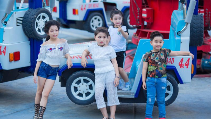 Các bé check in tại khu trò chơi Kabuki Truck