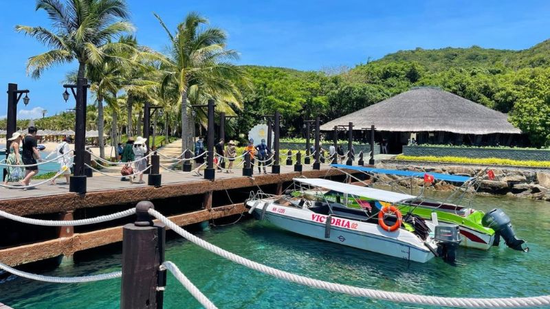 Cano là phương tiện di chuyển duy nhất đến đảo Hòn Tằm 