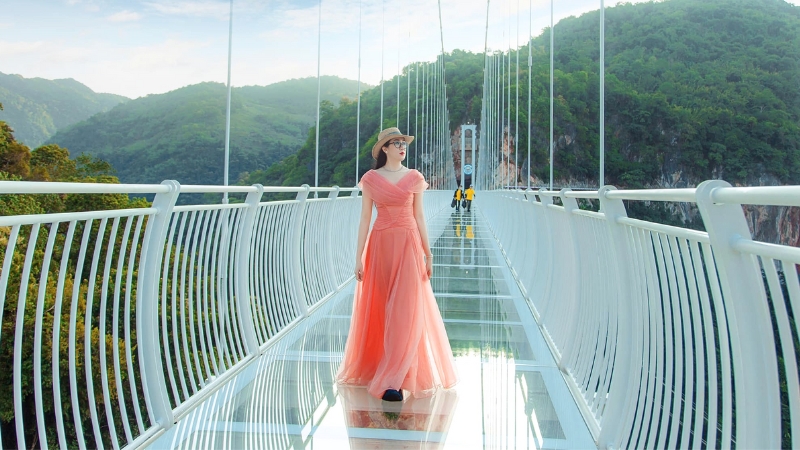 Check-in thỏa thích với Cầu Kính Bạch Long cực xinh