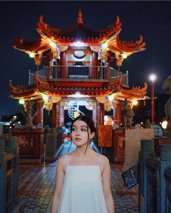 Du khách check in Hồ Lien Trì