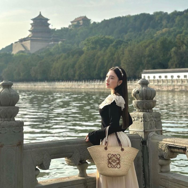 Trải nghiệm mặc sườn xám cách tân nổi bật trong khung cảnh mùa hè