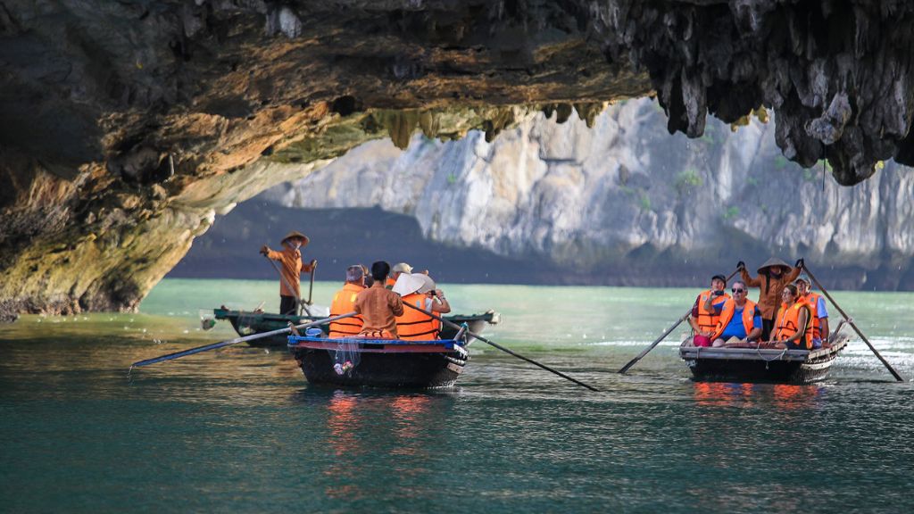 Chèo thuyền kayak tại làng Ngọc Trai Tùng Sâu