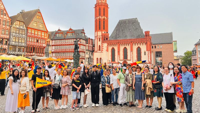 Đoàn khách của BestPrice check in tại trời Âu