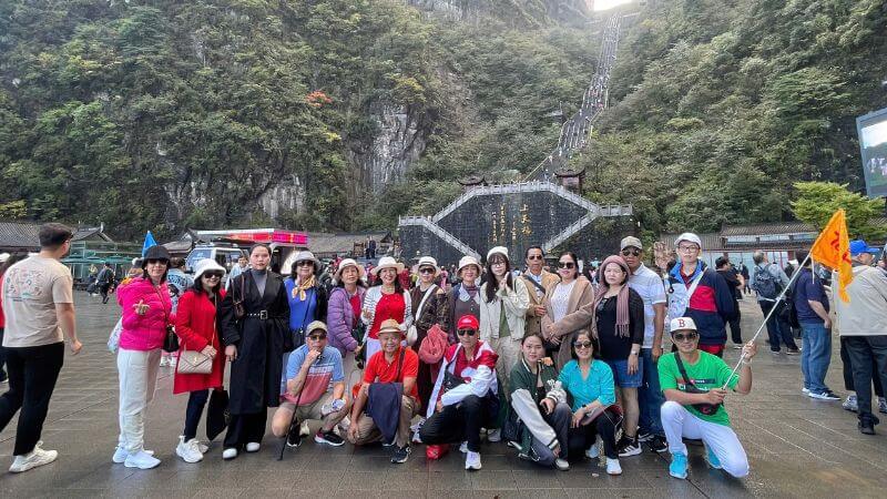 Đoàn khách của BestPrice du lịch Phượng Hoàng Cổ Trấn mùa thu