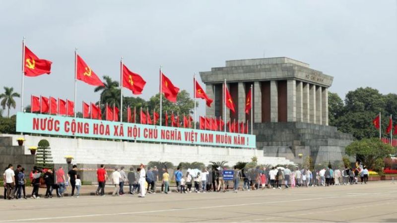 Đoàn khách đi tour Hà Nội tham quan Lăng chủ tịch Hồ Chí minh