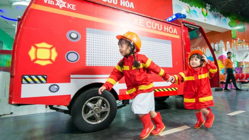 Đ&oacute;ng vai c&aacute;c ch&uacute; l&iacute;nh cứu hỏa th&ocirc;ng minh, nhanh nhẹn tại VinKE