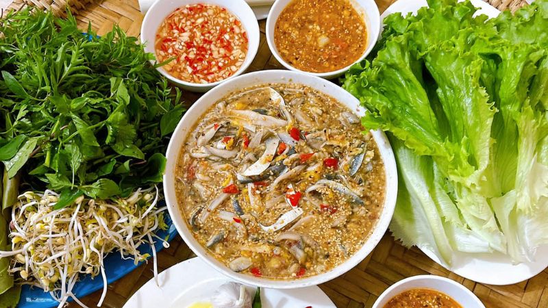 Du khách ăn uống đặc sản gần công viên