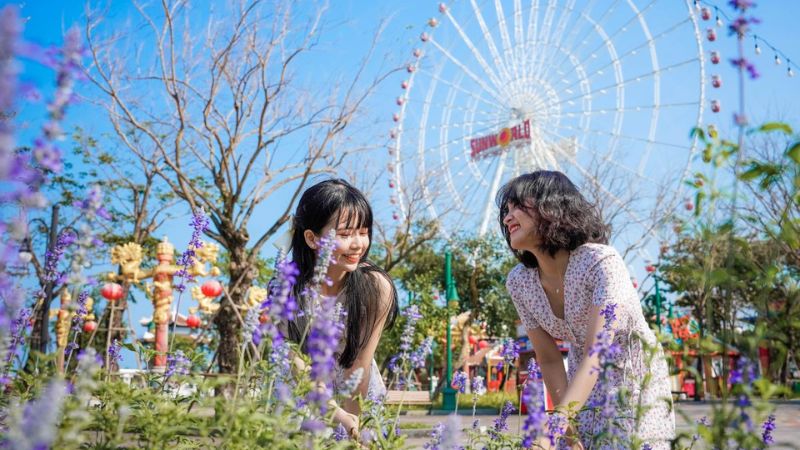 Du khách check in và khám phá văn hóa châu Á tại công viên