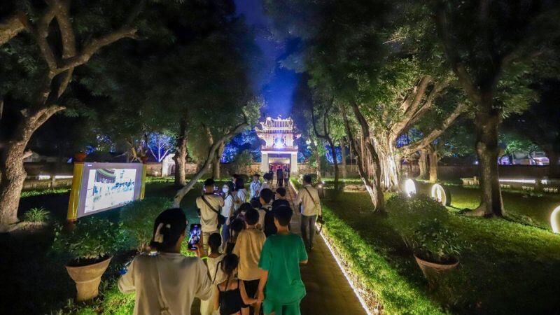Du khách hào hứng tham quan Tour Đêm Văn Miếu (Ảnh: Sưu tầm)