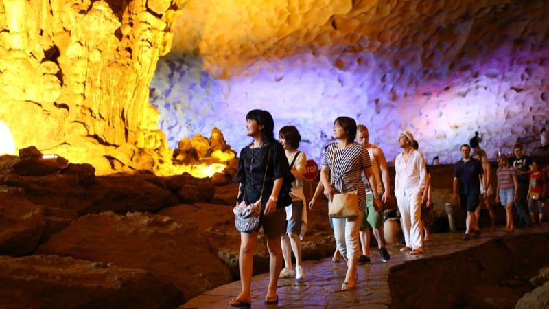 Du khách khám phá Hang Sửng Sốt