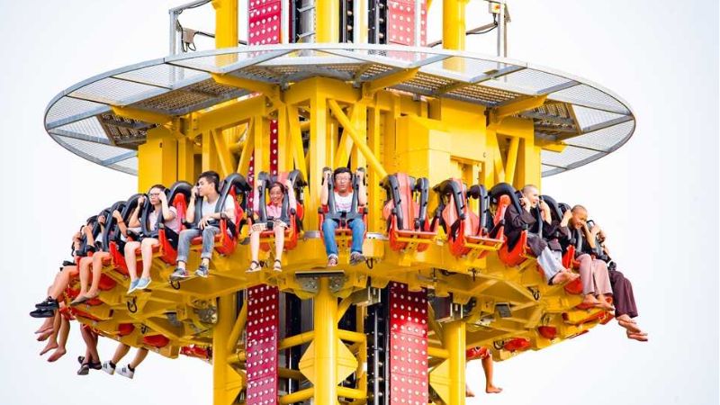 Du khách thích thú với cảm giác rơi tự do