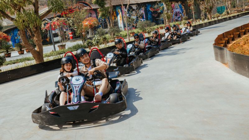 Đua tốc độ “cực khét” tại đường đua F1 Kart Club đầu tiên ở Tây Bắc