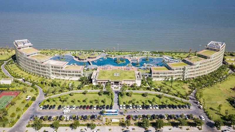 FLC Luxury Hotel & Resort Sầm Sơn nổi bật với thiết kế hình vòng cung ôm trọn bãi biển