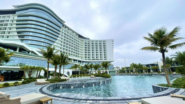 hồ bơi ngoài trời