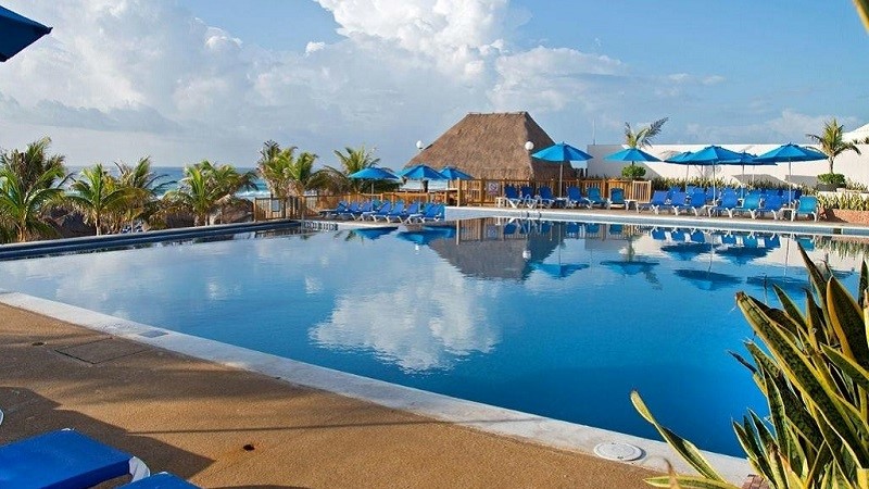 Hồ bơi ngoài trời tại Family Yên Bài Resort Ba Vì