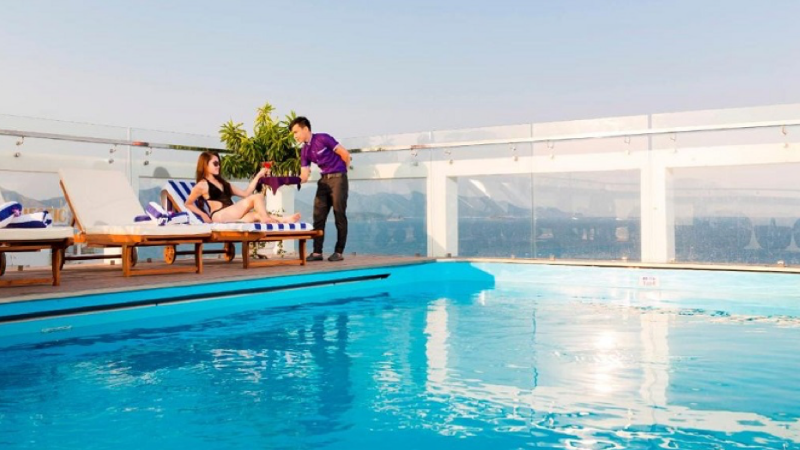 Hồ bơi ngoài trời tại khách sạn Balcony Nha Trang