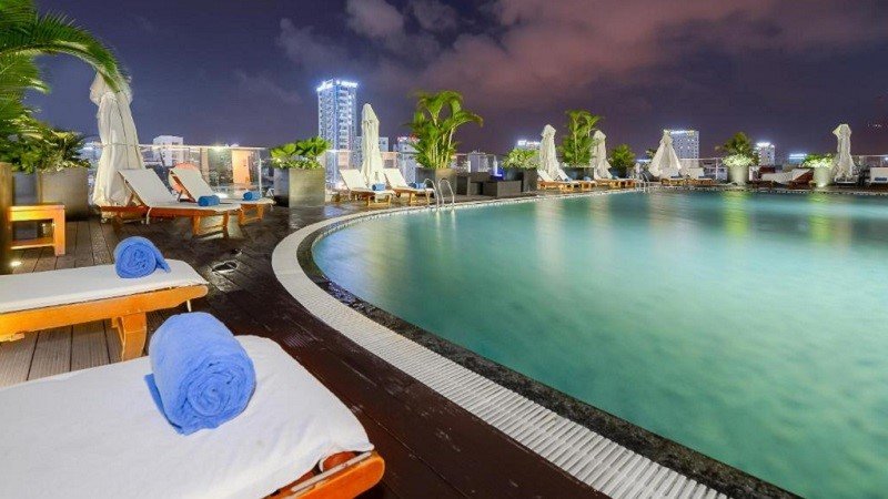 Hồ bơi ngoài trời tại khách sạn Nalod Đà Nẵng
