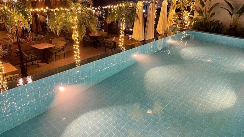 Hồ bơi ngoài trời tại khách sạn Tirant Hà Nội