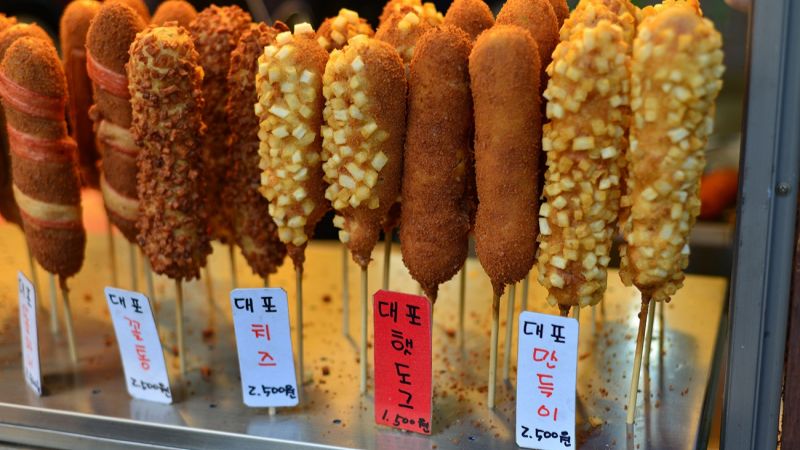 ẩm thực đường phố hàn quốc nổi tiếng với hotdog khoai tây