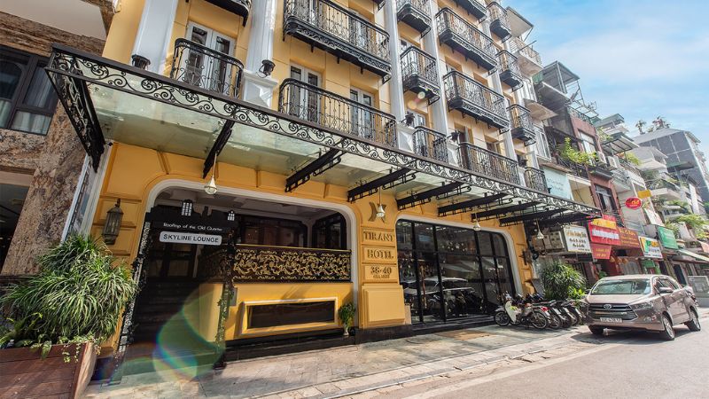 Khách sạn Tirant Hà Nội nằm nổi bật trên tuyến phố