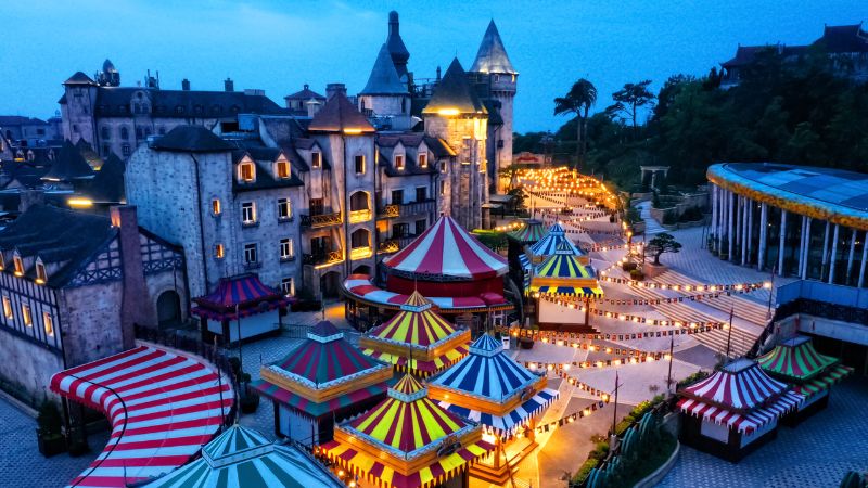 Không gian hội chợ đầy màu sắc tại Bà Nà Hills