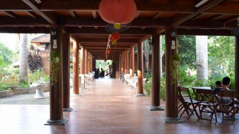 Không gian nhà hàng tại Family Yên Bài Resort