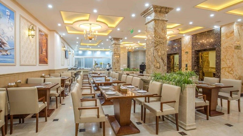 Không gian nhà hàng tại khách sạn Roy Dala