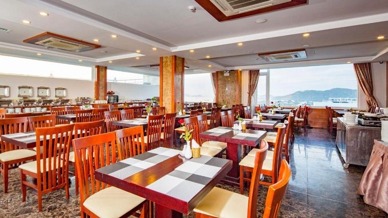 Không gian nhà hàng tại Majestic Star Nha Trang vô cùng rộng rãi và có view ngắm cảnh biển đẹp