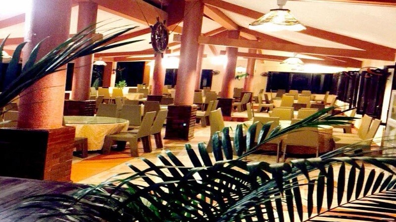 Không gian nhà hàng tại Malibu Resort