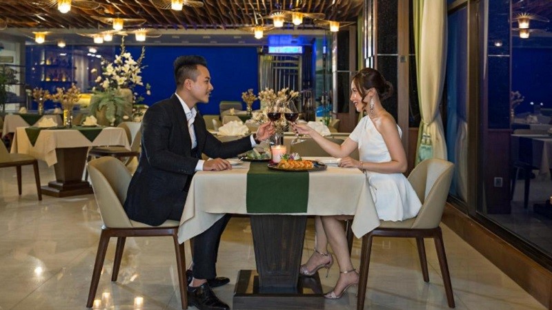 Không gian nhà hàng tại Mandila Beach Hotel Đà Nẵng